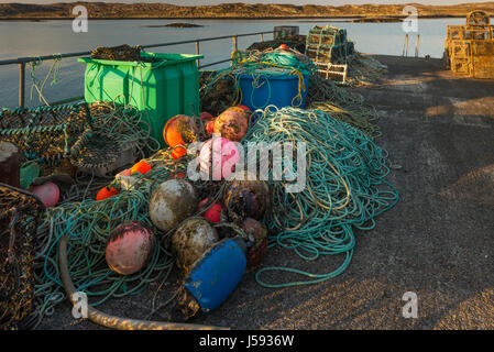 Le parafhernalia l'industrie de la pêche sur la jetée de Arinagour l'île de Coll Ecosse Banque D'Images