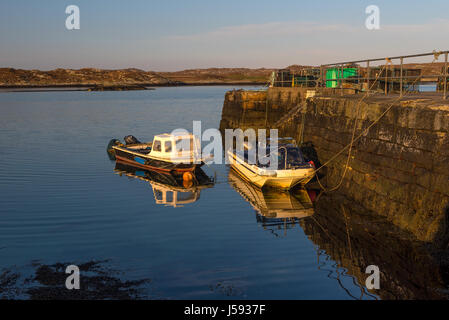 Arinagour Harbour sur le Loch Eatharna l'île de Coll Ecosse Banque D'Images