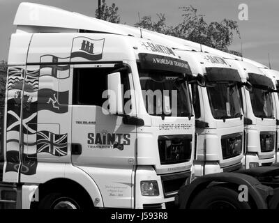 Les camions en stationnement Transport Saints monochrome, plus importante entreprise privée de transport de fret aérien à l'intérieur du Royaume-Uni, entreprise fondée en 1968 Banque D'Images
