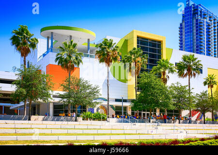 Les gens extérieur la Glazer Children's Museum, à Gasparilla Plaza Centre-ville de Tampa en Floride Banque D'Images