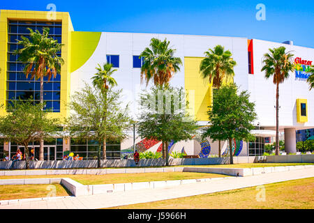 Les gens extérieur la Glazer Children's Museum, à Gasparilla Plaza Centre-ville de Tampa en Floride Banque D'Images