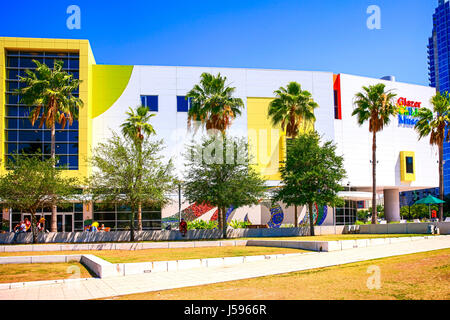 Les gens extérieur la Glazer Children's Museum, à Gasparilla Plaza Centre-ville de Tampa en Floride Banque D'Images