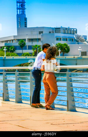 Deux jeunes gens pris sur le Riverwalk, dans le centre-ville de Tampa FL Banque D'Images