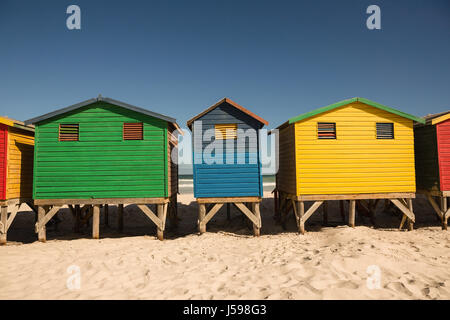 Maisons colorées sur du sable contre clear sky at beach Banque D'Images