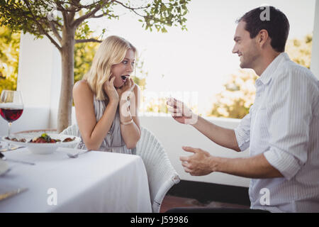 Man bague de fiançailles pour femme surprise en restaurant Banque D'Images