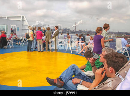 IJMUIDEN (Pays-Bas)- 10 juillet : les gens sur la terrasse de la Voie maritime DFDS ferry entre les Pays-Bas et Newcastle, Angleterre Banque D'Images