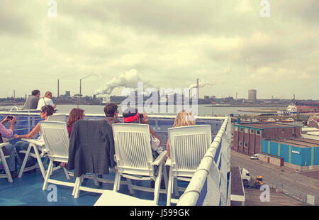 IJMUIDEN (Pays-Bas)- 10 juillet : les gens sur la terrasse de la Voie maritime DFDS ferry entre les Pays-Bas et Newcastle, Angleterre Banque D'Images