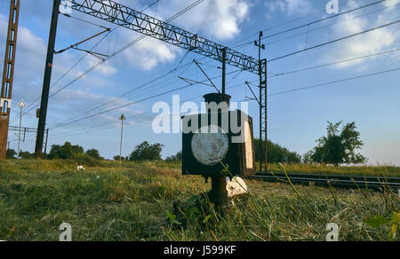 Le poste de gouverne et les pistes avec la traction électrique en Pologne Banque D'Images