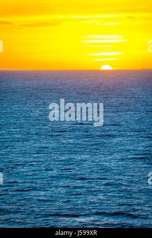 Coucher de soleil sur la mer avec ligne d'horizon et les vagues de l'océan doux Banque D'Images