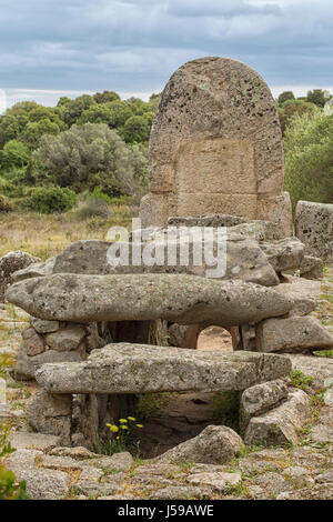 Tomba dei Giganti, Coddu Vecchiu, Arzachena, civilisation Nuragique, site mégalithique, tombe du géant, Costa Smeralda, Sardaigne Banque D'Images