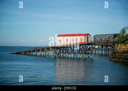 Vue de la vieille et nouvelle stations de sauvetage à Tenby, Pembrokeshire, Pays de Galles, Royaume-Uni Banque D'Images