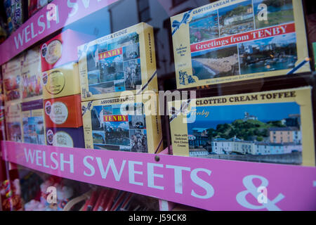 Sélection de gâteaux gallois d'une balle dans une fenêtre de Tenby, Pembrokeshire, Pays de Galles, Royaume-Uni Banque D'Images