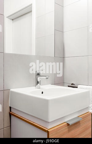 Céramique moderne et vasque sur meuble en bois dans la salle de bains cabinet Banque D'Images