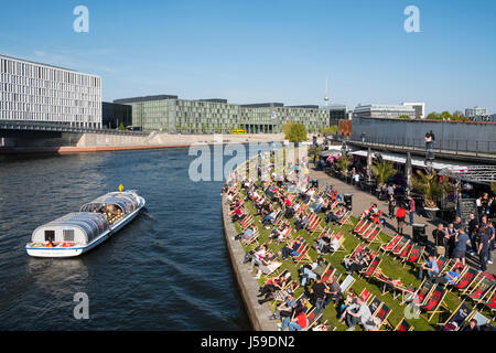 Occupé à Riverside bar à côté de la Spree Rive exécuter Berlin Allemagne Banque D'Images