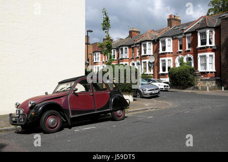 Vieille Citroen voiture garée sur coin près de poètes Road dans un quartier résidentiel avec logement en terrasses dans la région de Newington Green, Londres UK KATHY DEWITT Banque D'Images