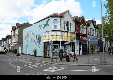 Peinture murale d'oiseaux de voler les oiseaux des zones humides sur le mur d'un immeuble sur coin de rue à Coppermill à Walthamstow Lane, East London E17 UK KATHY DEWITT Banque D'Images