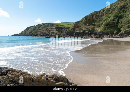 Un coin tranquille de la plage de pentewan sands à Cornwall, England, UK Banque D'Images