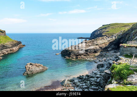 La plage et l'anse à tintagel, en Cornouailles du nord de l'Angleterre, Grande-Bretagne, Royaume-Uni, Banque D'Images