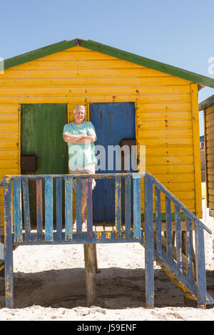 Portrait of smiling man at beach hut sur sunny day Banque D'Images