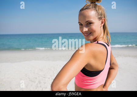 Portrait de femme à l'exercice sur la plage sunny day Banque D'Images