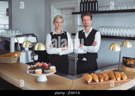 Portrait of smiling waitress dans un restaurant Banque D'Images