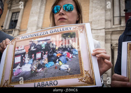 Rome, Italie. 16 mai, 2017. Au cours de la Flash-Mob Rachele Guidi ' Monnezza Galerie' l'initiative symbolique organisé par Fratelli d'Italia est la liste à Campidoglio de rappeler le Parti démocratique (PD) et le mouvement cinq étoiles (M5S) qui, tout en jouant la comédie de la télécharger, Rome est la dégradation totale. Credit : Andrea Ronchini/Pacific Press/Alamy Live News Banque D'Images