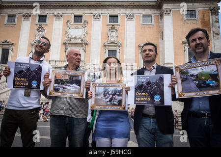 Rome, Italie. 16 mai, 2017. Giorgia Meloni, Fabrizio Ghera, De Priamo Andrea au cours de la Flash-Mob ' Monnezza Galerie' l'initiative symbolique organisé par Fratelli d'Italia est la liste à Campidoglio de rappeler le Parti démocratique (PD) et le mouvement cinq étoiles (M5S) qui, tout en jouant la comédie de la télécharger, Rome est la dégradation totale. Credit : Andrea Ronchini/Pacific Press/Alamy Live News Banque D'Images