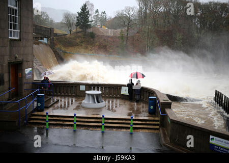 Storm Desmond, les touristes regarder une surverse du barrage hydro-électrique à Pitlochry au Loch Faskally sur la rivière Tummel. La power station Banque D'Images
