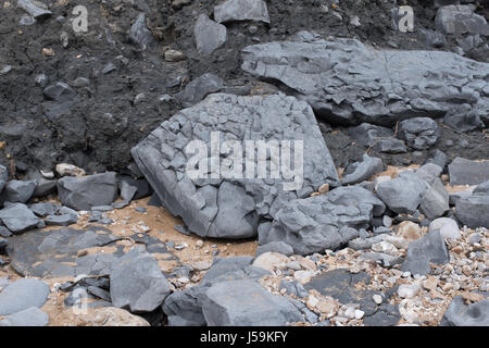 Le mudstone fracturé sur Charmouth mer. Banque D'Images