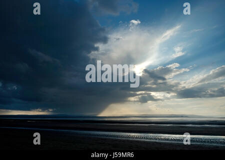 Une tempête sur la centrale nucléaire de Hinkley Point dans l'estuaire de la Severn, près de Burnham-on-Sea, Somerset, Royaume-Uni. Banque D'Images