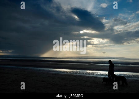 Une tempête sur la centrale nucléaire de Hinkley Point dans l'estuaire de la Severn, près de Burnham-on-Sea, Somerset, Royaume-Uni. Banque D'Images