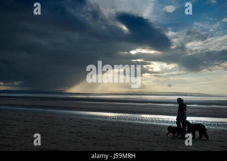 Une tempête sur la centrale nucléaire de Hinkley Point dans l'estuaire de la Severn, près de Burnham-on-Sea, Somerset, Royaume-Uni. Banque D'Images