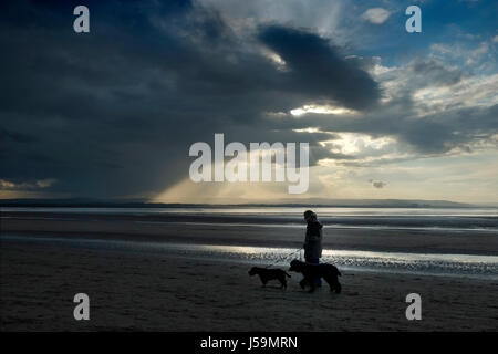 Une tempête sur la centrale nucléaire de Hinkley Point dans l'estuaire de la Severn, près de Burnham-on-Sea, Somerset, Royaume-Uni. Banque D'Images