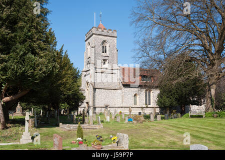 L'église paroissiale de Saint Pierre, se chargeant par Lane, Walton-on-the-Hill, Surrey, Angleterre, Royaume-Uni Banque D'Images