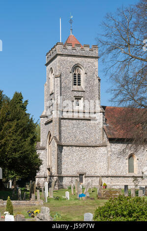 L'église paroissiale de Saint Pierre, se chargeant par Lane, Walton-on-the-Hill, Surrey, Angleterre, Royaume-Uni Banque D'Images