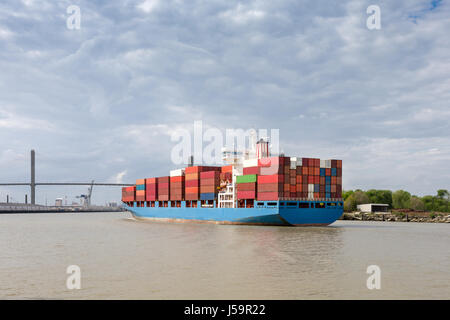 Conteneurs de fret entièrement chargé le navire qui approche de Talmadge Memorial Bridge à l'entrée de port de Savannah, en Géorgie. L'espace de copie dans le ciel si nécessaire. Banque D'Images