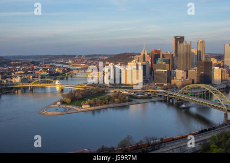 Pittsburgh sur les toits de la ville depuis le sommet de la Duquesne incline, le mont Washington au coucher du soleil avec une vue de tous les ponts et le Point Parc de la fontaine. Banque D'Images