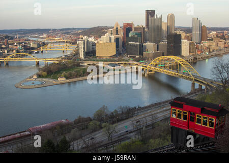 Pittsburgh sur les toits de la ville depuis le sommet de la Duquesne incline, le mont Washington au coucher du soleil avec une vue de tous les ponts et le Point Parc de la fontaine. Banque D'Images