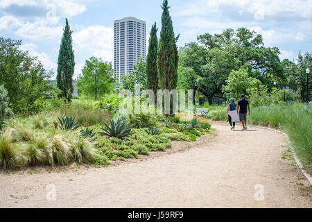 Mai 2017, Houston, Texas : un couple fait une promenade le long d'un sentier à Hermann Park Banque D'Images