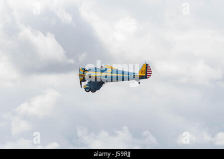 Le Chino, USA - 7 mai 2017 : Boeing P-26 Peashooter de l'afficheur pendant le spectacle aérien des avions de la renommée dans l'aéroport de Chino. Banque D'Images