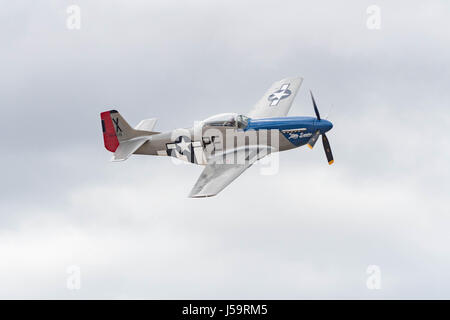 Le Chino, USA - 7 mai 2017 : North American P-51D Mustang - Peu de Sandra de l'afficheur pendant le spectacle aérien de la renommée des avions dans l'aéroport de Chino. Banque D'Images