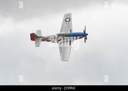 Le Chino, USA - 7 mai 2017 : North American P-51D Mustang - Peu de Sandra de l'afficheur pendant le spectacle aérien de la renommée des avions dans l'aéroport de Chino. Banque D'Images
