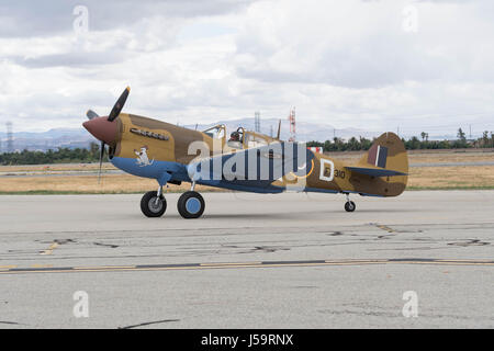 Le Chino, USA - 7 mai 2017 : Curtiss P-40M Warhawk de l'afficheur pendant le spectacle aérien des avions de la renommée dans l'aéroport de Chino. Banque D'Images