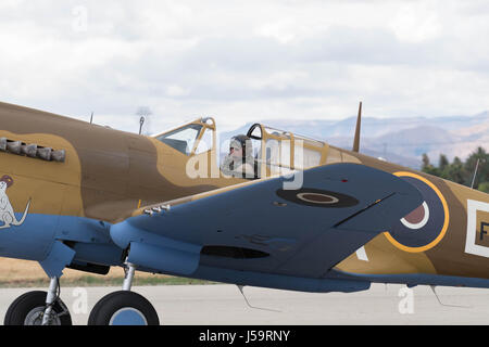 Le Chino, USA - 7 mai 2017 : Curtiss P-40M Warhawk de l'afficheur pendant le spectacle aérien des avions de la renommée dans l'aéroport de Chino. Banque D'Images