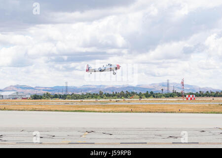 Le Chino, USA - 7 mai 2017 : le SNJ Texan 5 de l'afficheur pendant le spectacle aérien des avions de la renommée dans l'aéroport de Chino. Banque D'Images