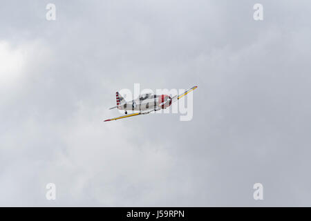 Le Chino, USA - 7 mai 2017 : le SNJ Texan 5 de l'afficheur pendant le spectacle aérien des avions de la renommée dans l'aéroport de Chino. Banque D'Images