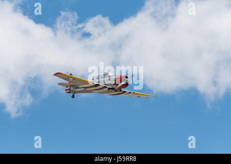 Le Chino, USA - 7 mai 2017 : le SNJ-5 Texan de l'afficheur pendant le spectacle aérien des avions de la renommée dans l'aéroport de Chino. Banque D'Images