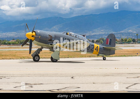 Le Chino, USA - 7 mai 2017 : Hawker Sea Fury T.Mk.20 de l'afficheur pendant le spectacle aérien des avions de la renommée dans l'aéroport de Chino. Banque D'Images