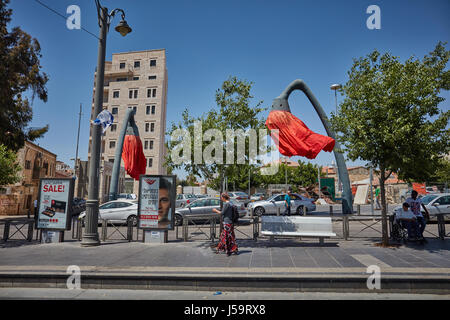 15.05.2017 Jérusalem - fleurs rouge sur l'attraction touristique la place de Mahane Yehuda à Jérusalem Banque D'Images