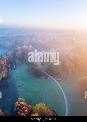 La France, l'Allier, Villeneuve-sur-Allier, Balaine Arboretum automne le matin (vue aérienne) Banque D'Images